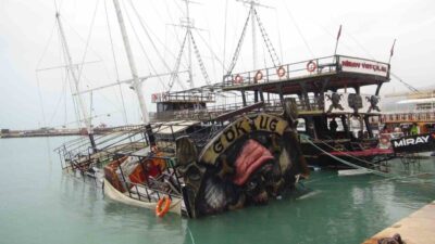 Mersin’in Silifke ilçesinde etkili olan fırtına, balıkçı barınağında bağlı olan