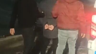 Mersin’de trafikte yaşanan olayda aracından inen başka bir sürücüyü elindeki