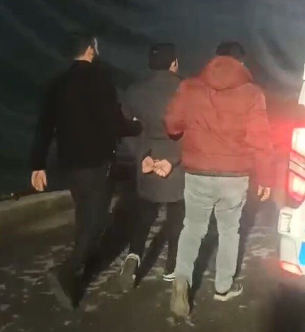 Mersin’de trafikte yaşanan olayda aracından inen başka bir sürücüyü elindeki