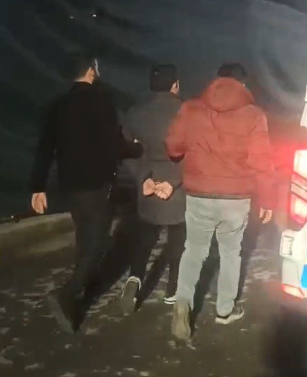 Mersin’de trafikte yaşanan olayda aracından inen başka bir sürücüyü elindeki