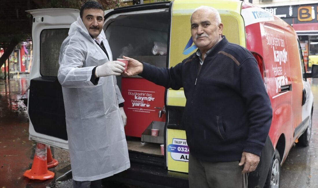 Mersin Büyükşehir Belediyesi, kentin farklı noktalarında dağıttığı geleneksel kaynar ikramıyla