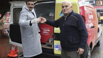 Mersin Büyükşehir Belediyesi, kentin farklı noktalarında dağıttığı geleneksel kaynar ikramıyla