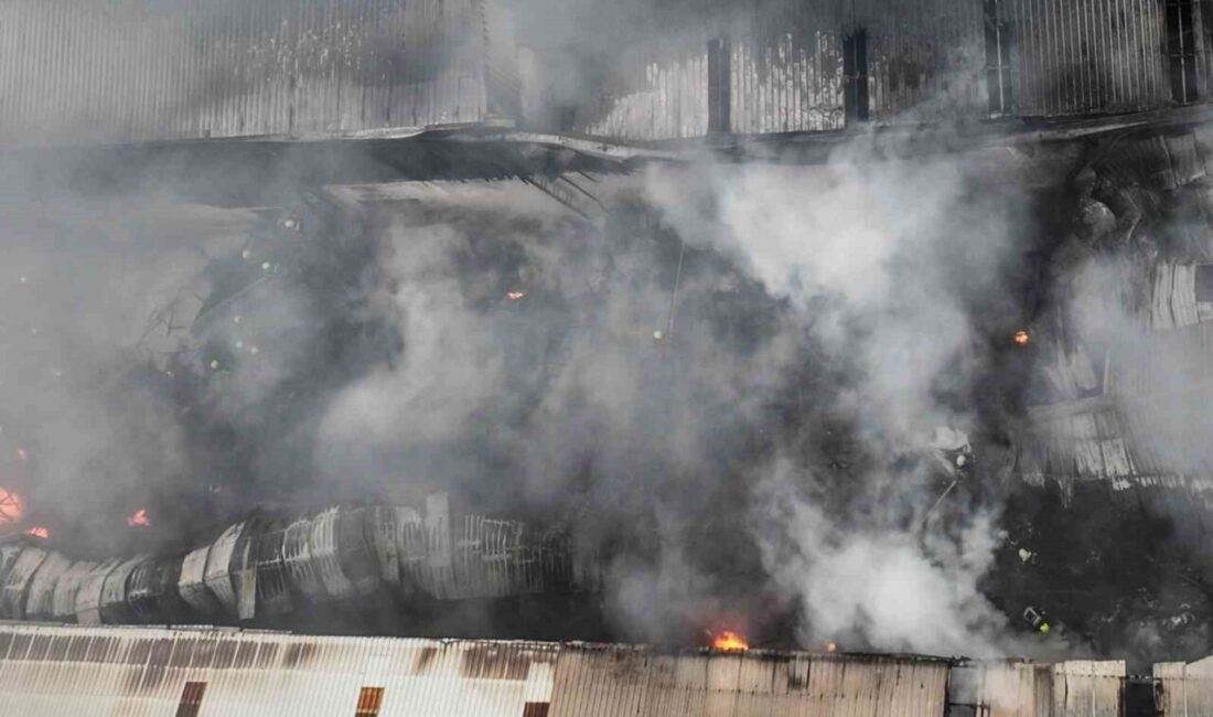 Mersin’de bir geri dönüşüm tesisinin plastik ham maddelerinin olduğu depoda