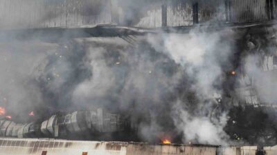 Mersin’de bir geri dönüşüm tesisinin plastik ham maddelerinin olduğu depoda