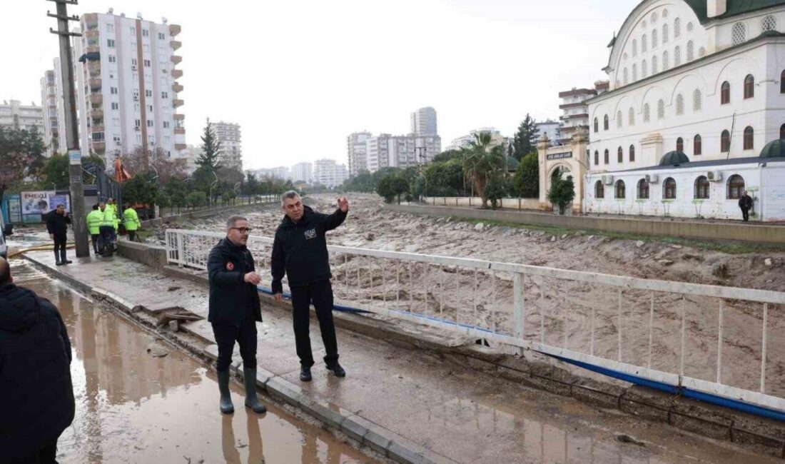 Mersin’de sağanak yağışla birlikte taşan dereler sele neden olurken Valilik,