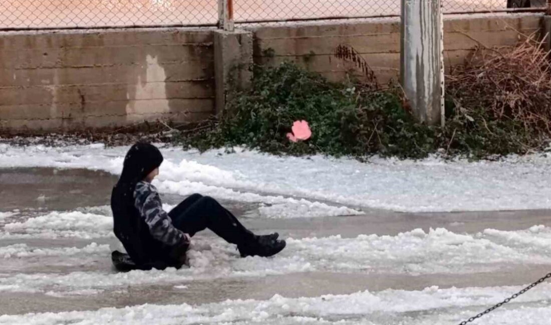 Meteoroloji Genel Müdürlüğünün yağış uyarısında bulunduğu Mersin’de, akşam saatlerinde aniden