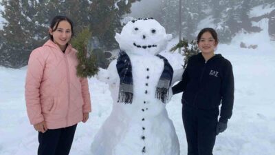 Mersin’in yüksek kesimlerinde etkili olan kar yağışı hem köylüleri hem