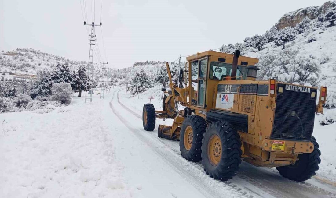 Mersin Büyükşehir Belediyesi ekipleri, kentin yüksek kesimlerinde etkili olan kar