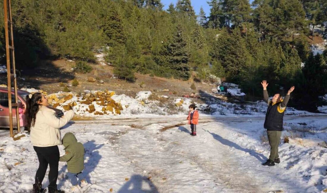 Mersin’de vatandaşlar, hafta sonu kar yağışının etkili olduğu yaylalara akın