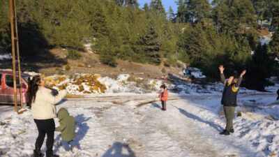 Mersin’de vatandaşlar, hafta sonu kar yağışının etkili olduğu yaylalara akın