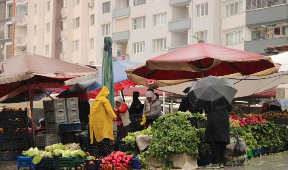 Günlerdir etkisini artırarak sürdüren sağanak yağış, Menteşe Perşembe Pazarı’nda tezgahları