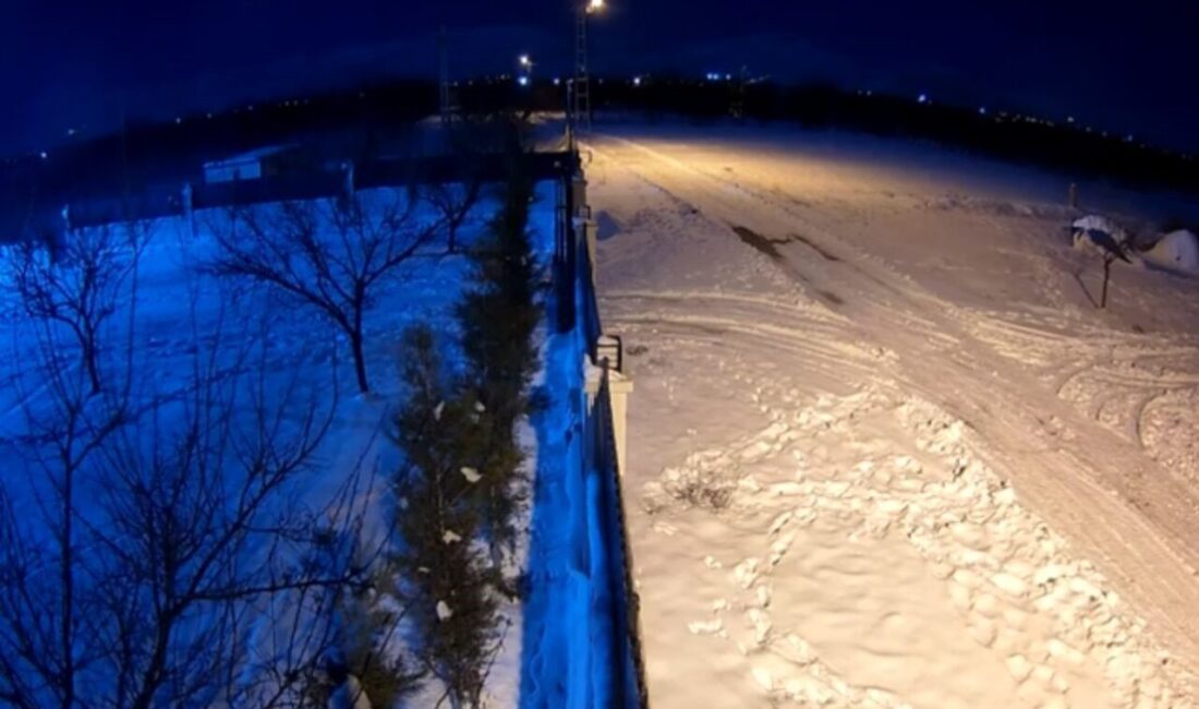 Malatya’nın Akçadağ ilçesinde atmosfere giren meteor, gökyüzünü aydınlattı. Meteorun tamamen