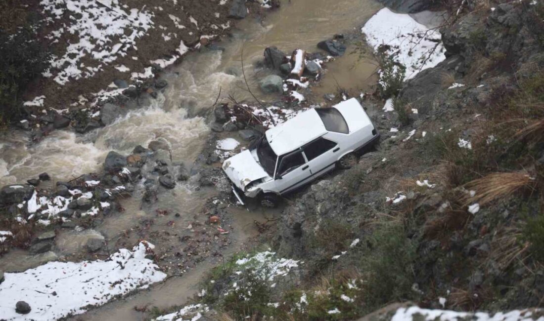 Hatay’da kayganlaşan zeminde sürücüsünün kontrolünü kaybettiği Tofaş marka otomobil, metrelerce