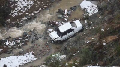 Hatay’da kayganlaşan zeminde sürücüsünün kontrolünü kaybettiği Tofaş marka otomobil, metrelerce