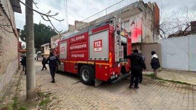 Aydın’ın Efeler ilçesinde metruk bir bina içerisinde bulunan kanepenin tutuşması