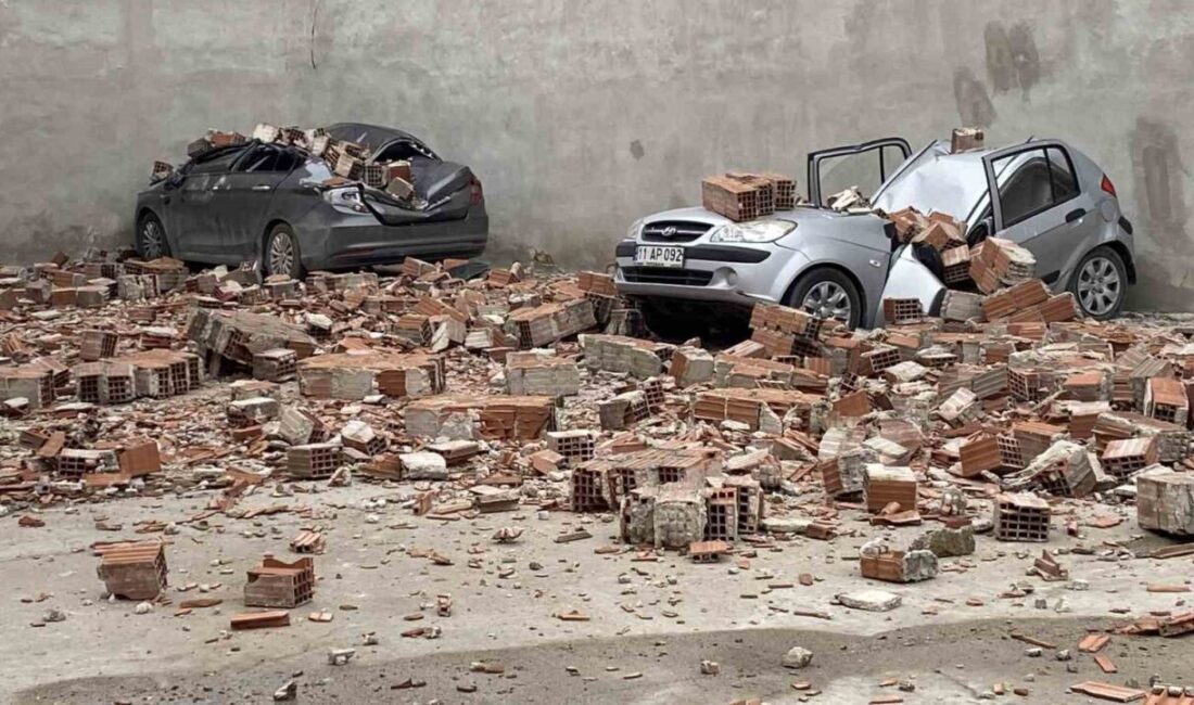 Eskişehir’de fırtına sebebiyle bir metruk binanın çatı duvarı açık otoparka