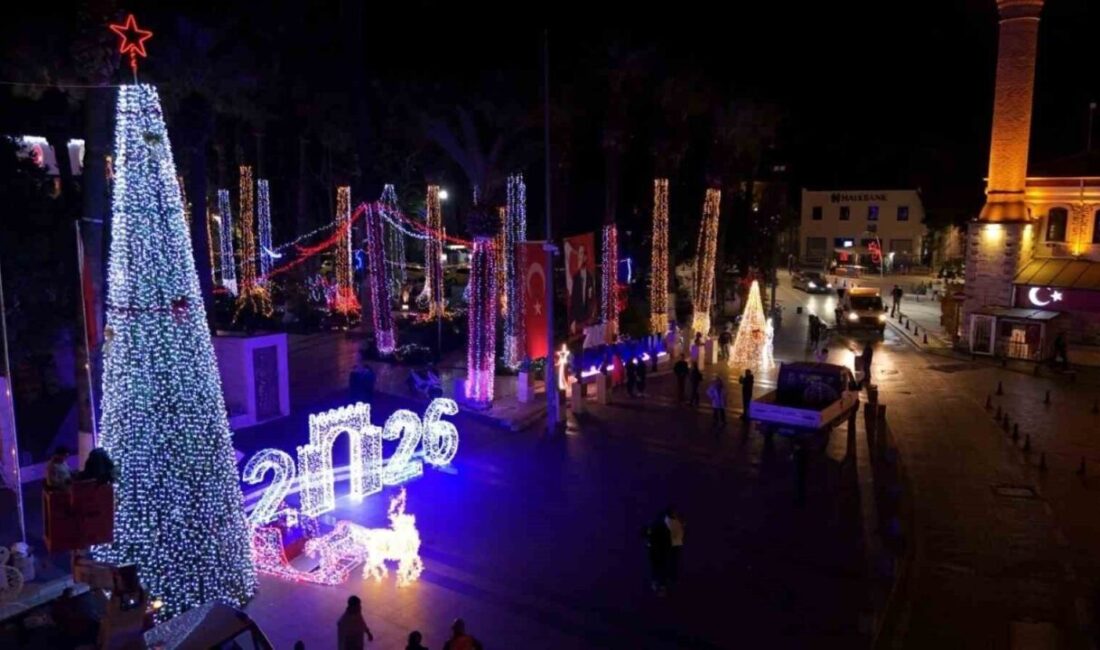 Yeni yıl için özenle süslenen Bodrum Belediye Meydanı, her yıl