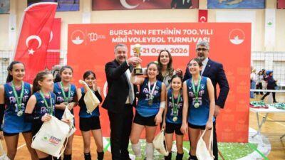 Osmangazi Belediyesi’nin Bursa’nın fethinin 700. yılı kapsamında düzenlediği Mini Voleybol