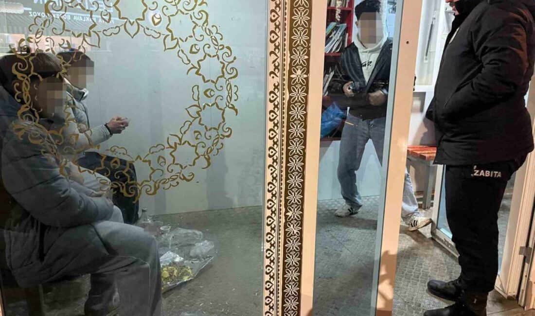 Bilecik’te bir minibüs durağı ve spor tesisinde çekirdek yiyerek kabuklarını