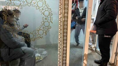 Bilecik’te bir minibüs durağı ve spor tesisinde çekirdek yiyerek kabuklarını