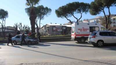 Aydın’ın Efeler ilçesinde seyir halindeyken önündeki minibüs ile otomobilin çarpışması