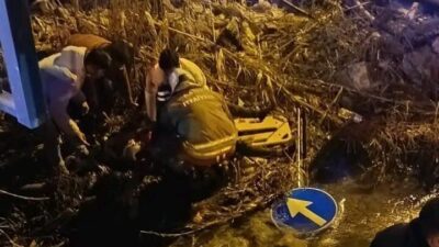 Hatay’da minibüsle çarpışıp su kanalına devrilen motosikletteki 2 kişi yaralandı.