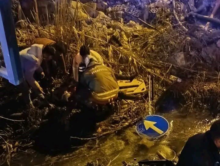 Hatay’da minibüsle çarpışıp su kanalına devrilen motosikletteki 2 kişi yaralandı.