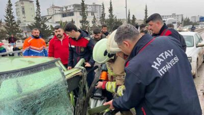 Hatay’da kontrolden çıkan minibüsün karşı şeride geçerek otomobille çarpıştığı kazada