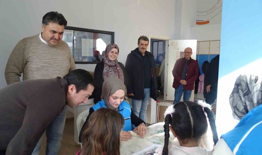 Balıkesir’in Havran ilçesinde düzenlenen ’Çanta Boyama Etkinliği’, çocukları ve ailelerini