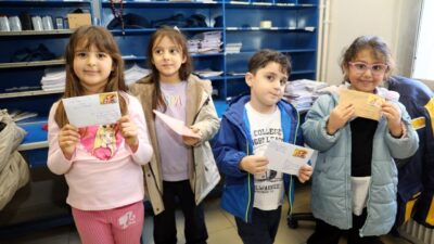 Sakarya’nın Karasu ilçesinde eğitim gören anaokulu öğrencileri, yakınlarına göndermek üzere