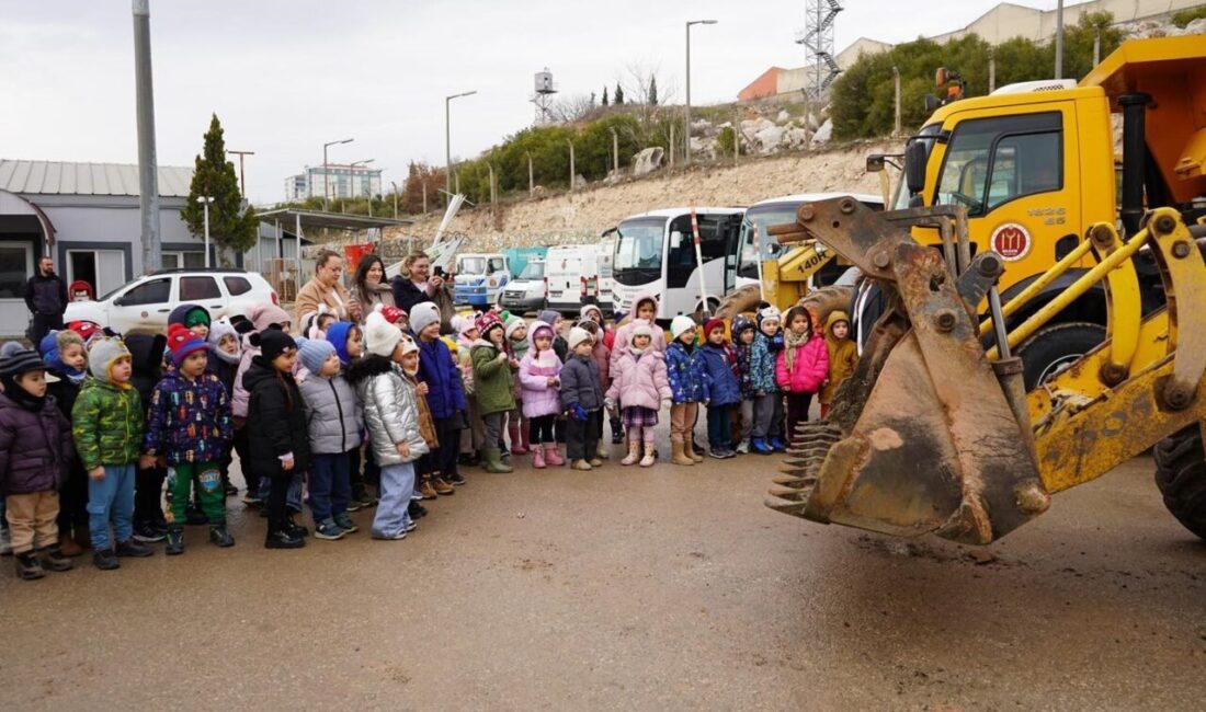 Bilecik’te minik öğrenciler Bilecik Belediyesi Atölye Birimi’ni gezdi. Bilecik Belediyesi