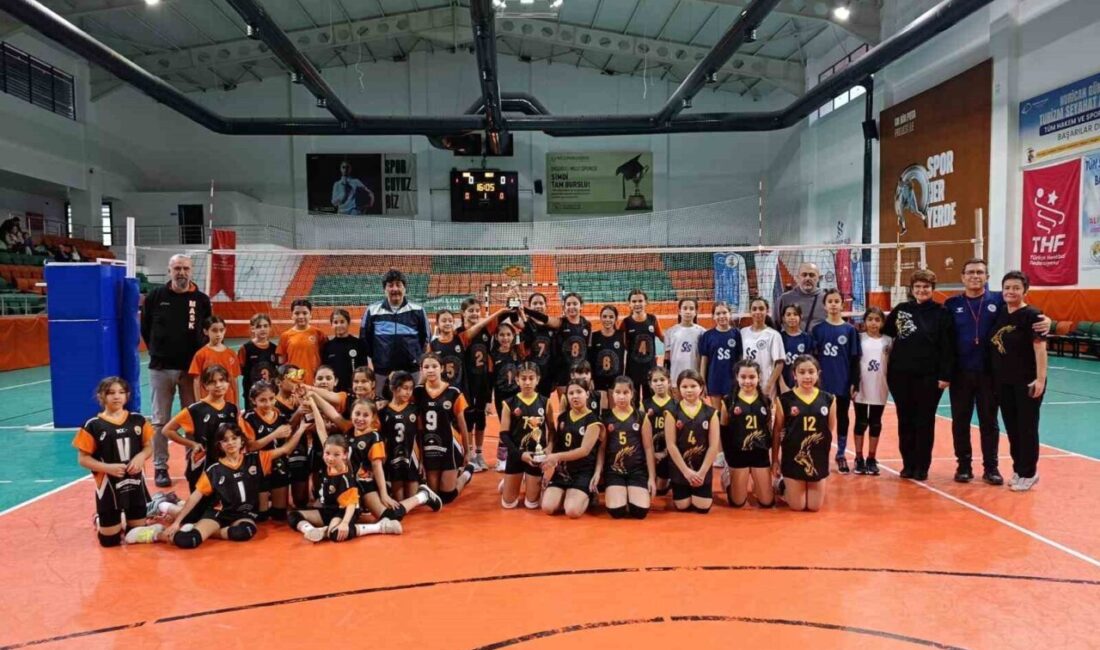 Muğla’nın Köyceğiz ilçesinde voleybol dostluk maçları kapsamında düzenlenen turnuvada minik