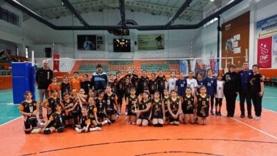 Muğla’nın Köyceğiz ilçesinde voleybol dostluk maçları kapsamında düzenlenen turnuvada minik