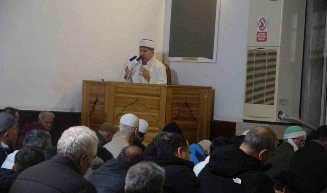 Miraç Kandili, Antalya’da gencinden yaşlısına vatandaşların katılımıyla dolan camilerde ibadet