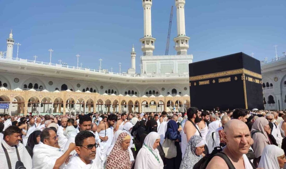 Miraç Kandilinin gündüzünde dünyanın dört bir yanından gelen Müslümanlar Kâbe’ye