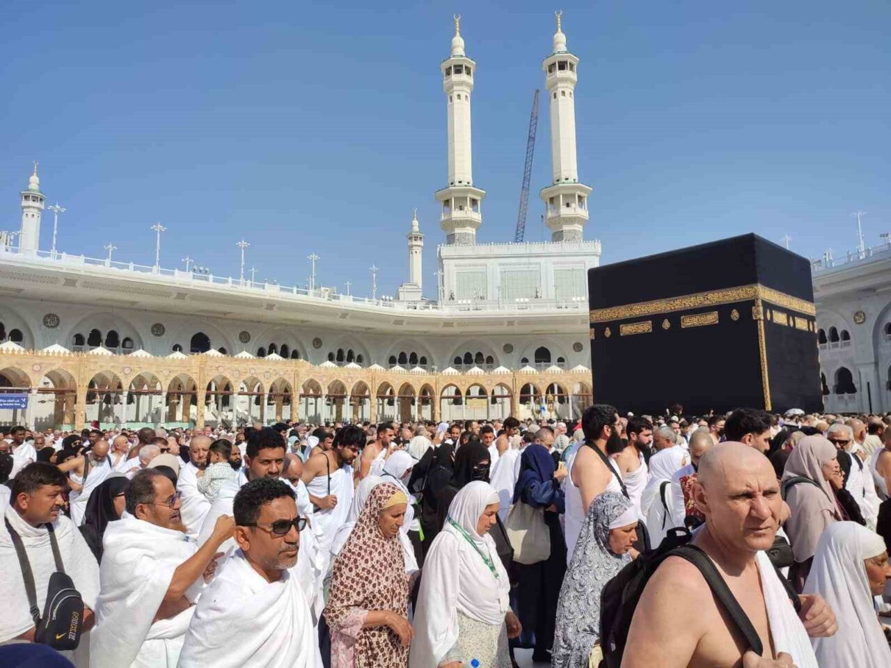 Miraç Kandilinin gündüzünde dünyanın dört bir yanından gelen Müslümanlar Kâbe’ye