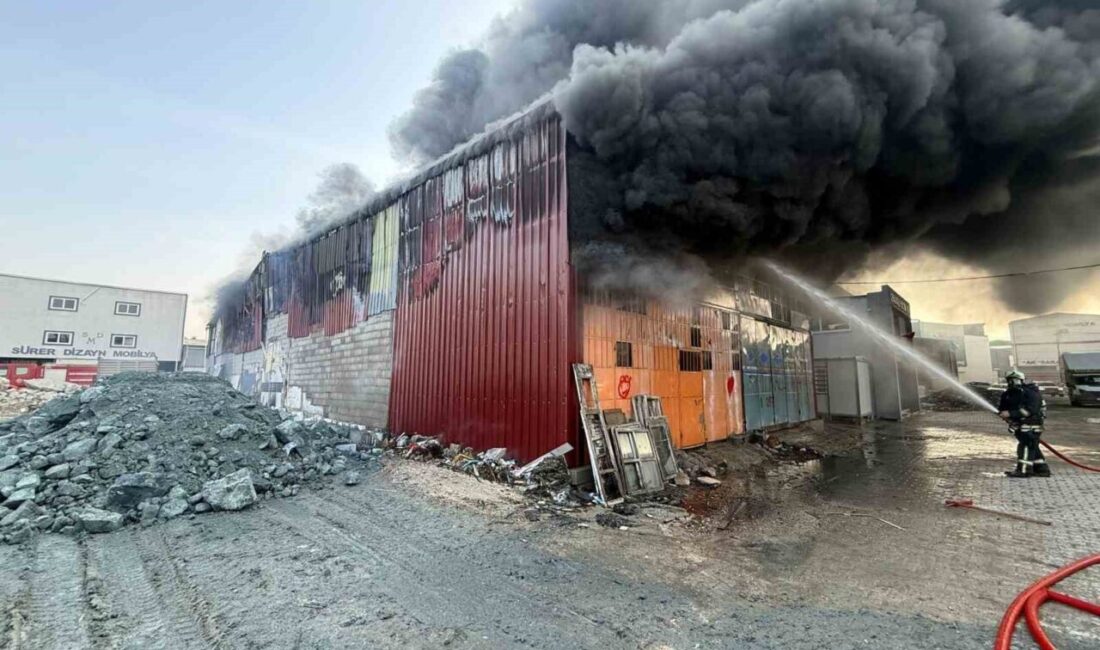 Hatay’da bir mobilya atölyesi alevlere teslim oldu. Yangın, itfaiye ekiplerinin