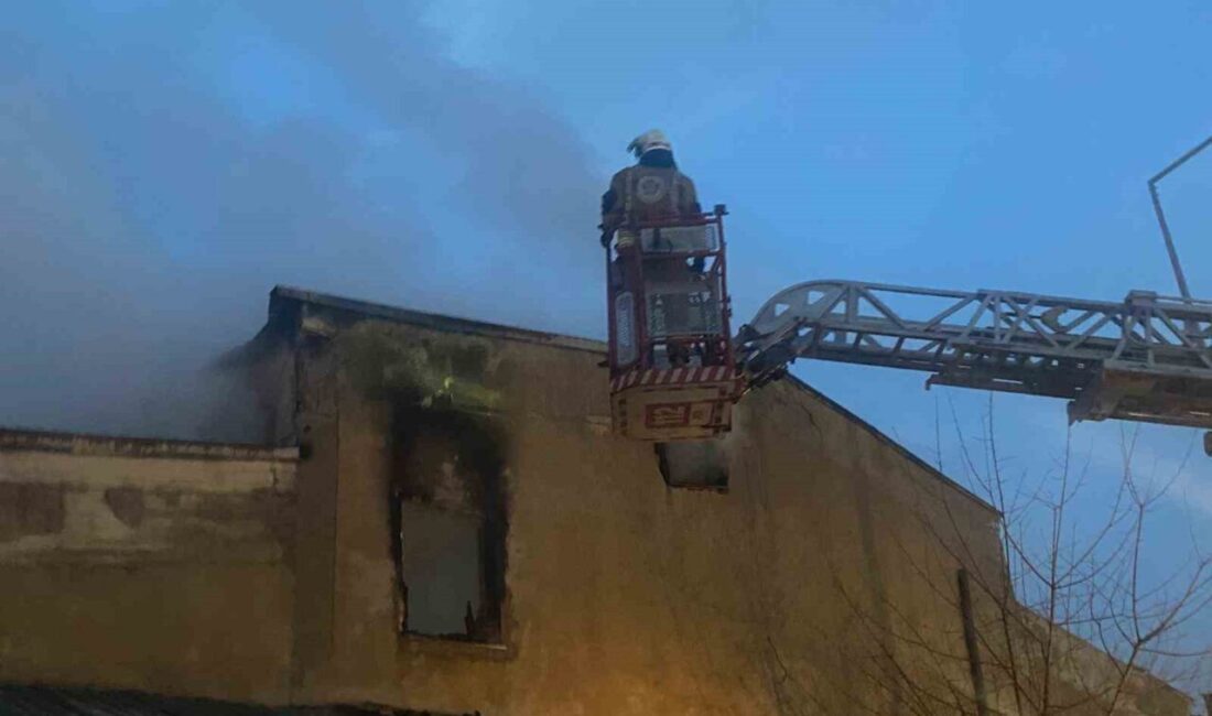 Manisa’nın Turgutlu ilçesinde bulunan bir mobilya atölyesinde çıkan yangın maddi