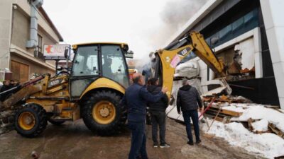 Erzurum’da sanayi sitesinde faaliyet gösteren mobilya fabrikasında çıkan yangında 1