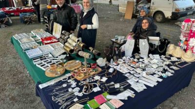 Zonguldak’ın Alaplı ilçesine bağlı Mollabey köy alanında kurulan ucuzluk pazarı,