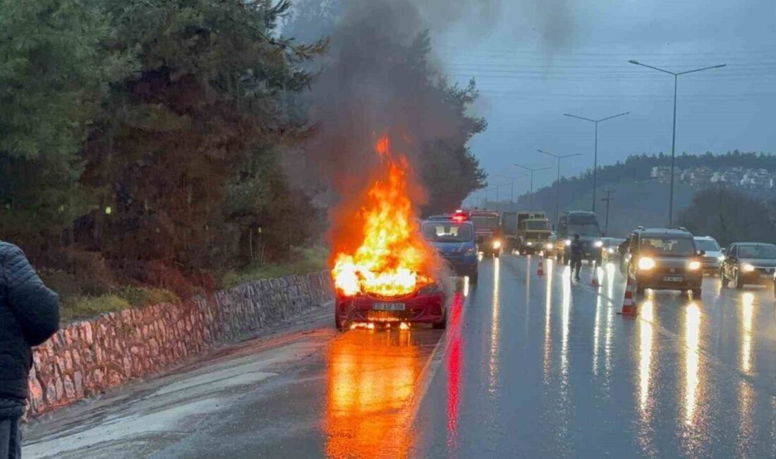 Mudanya Yolu’nda motor arızası nedeniyle duran otomobil, kısa sürede alevlere