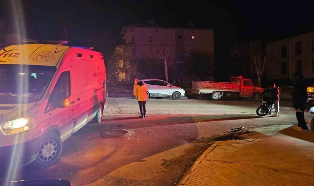 Çorum’da otomobilin ile çarpışan motosikletteki 2 genç yaralandı. Kazanın ardından