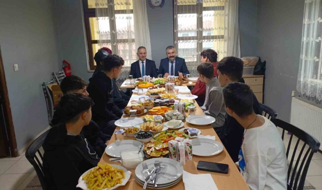 Eskişehir Aile ve Sosyal Hizmetler Müdür Orhan Bayrak, çocukla bir