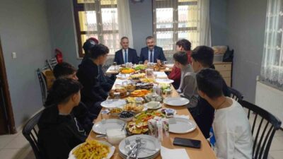 Eskişehir Aile ve Sosyal Hizmetler Müdür Orhan Bayrak, çocukla bir