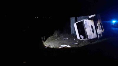 Bolu’nun Mudurnu ilçesinde sürücüsünün direksiyon hakimiyetini kaybettiği kamyon şarampole devrildi,