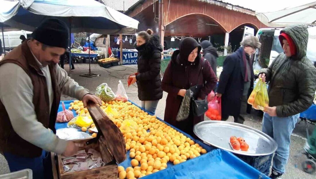 Bolu’nun Mudurnu ilçesinde pazar esnafı, 2025-2026 eğitim öğretim yılının ilk