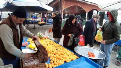 Bolu’nun Mudurnu ilçesinde pazar esnafı, 2025-2026 eğitim öğretim yılının ilk