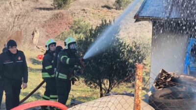Muğla’nın Menteşe ilçesinde bağ evinde çıkan yangın ekipler tarafından söndürülürken,
