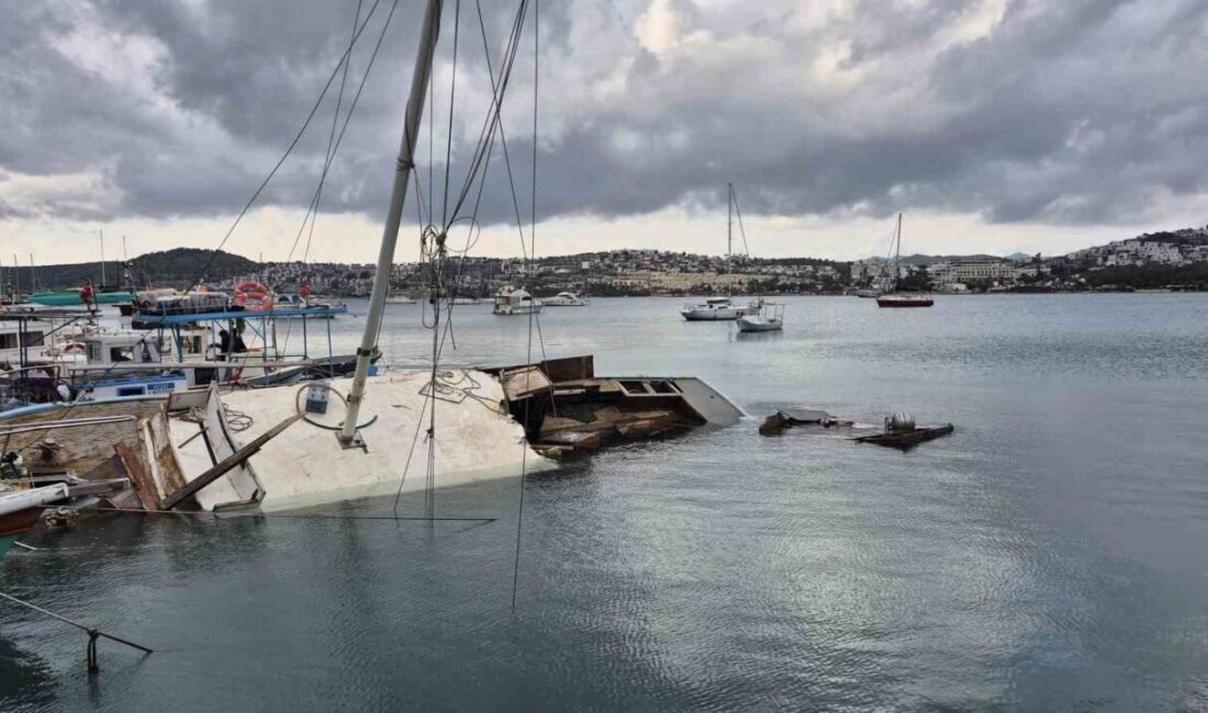Muğla’nın Bodrum ilçesinde etkili olan kuvvetli rüzgarda yelkenli bir tekne