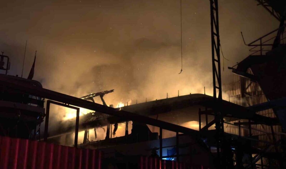 Muğla’nın Fethiye ilçesinde ahşap teknenin yanması sonucu çıkan yangın kısa